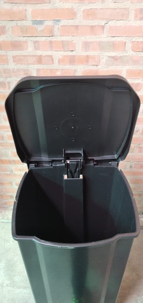 Basurero Pedal Negro Tonk, 100 L. - Imagen 3