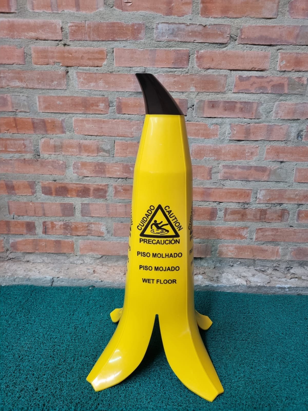 Cartel señalizador piso mojado cono banana, 60 cm