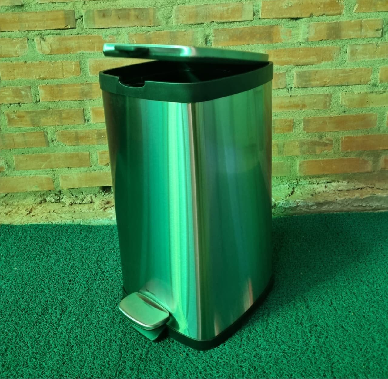 Basurero pedal inox frame bri, 20 L - Imagen 3